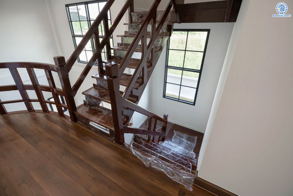 บ้านมือสองตกแต่งใหม่ โครงการ ดิเอมเมอรัลด์การ์เด้น ทวีวัฒนา เนื้อที่ 80 ตร.ว. ฟังก์ชัน 4 ห้องนอน 3 ห้องน้ำ จอดรถได้ 2 คัน บนทำเลศักยภาพเชื่อมต่อหลายเส้นทาง ทั้ง ถนนทวีวัฒนา, ถนนพุทธมณฑลสาย4, ถนนบรมราชชนนี ใกล้เซ็นทรัลปิ่นเกล้า และมหาวิทยาลัยมหิดล